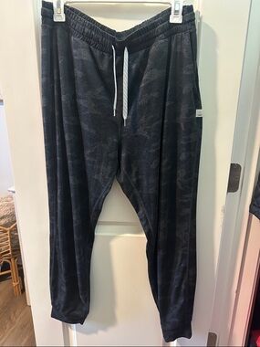 Vuori Dark Gray Camo Jogger with Drawstring Size Large